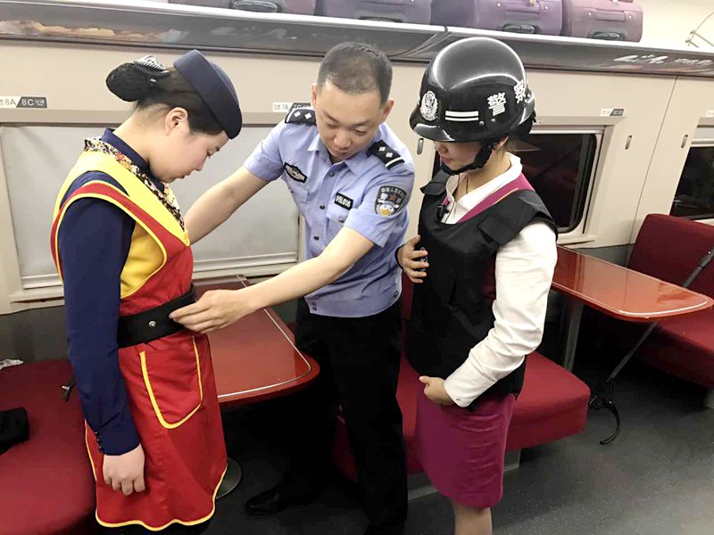 郑州客运段“一带一路”反恐演练 保驾护航高铁先行